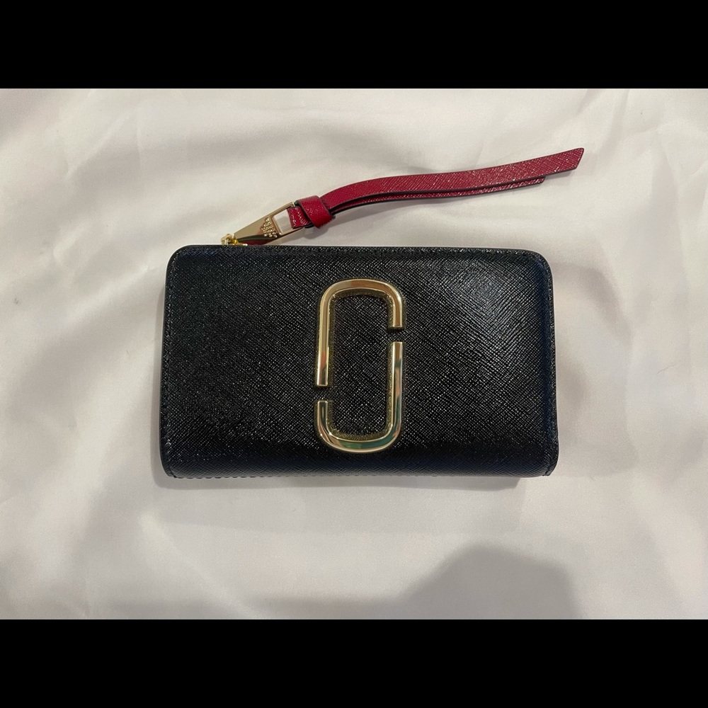 Marc Jacob’s Snapshot Compact Wallet Black Red